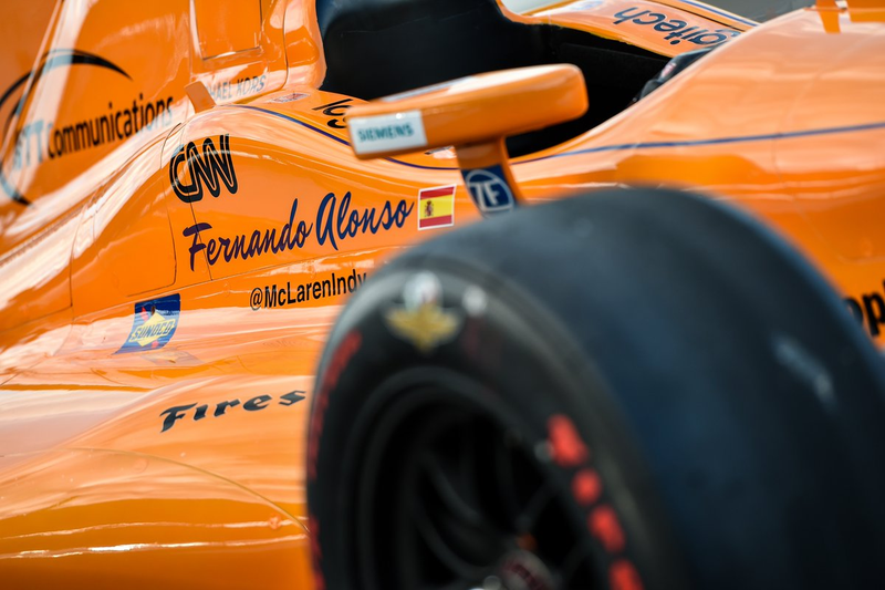 Illustration for article titled Fernando Alonso's Indy 500 Car Furiously Goes McLaren Honda Orange